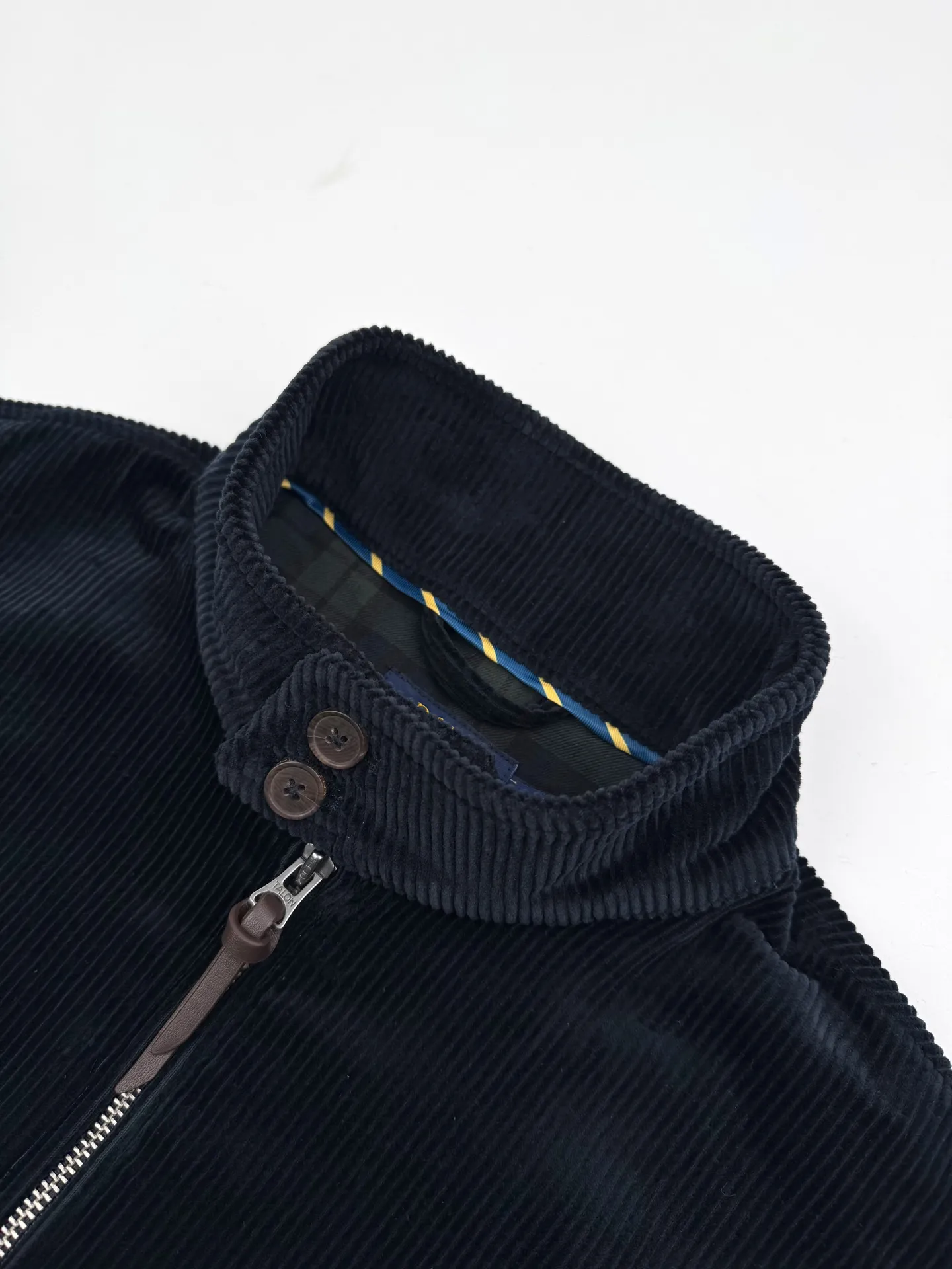 P550 Ralph Lauren embroidered corduroy jacket. Customized wide-ribbed corduroy fabric with clear texture and excellent texture. Comfortable and close to the skin. Elegantly presented with a touch of deep navy blue. Low-key and luxurious. Exquisite red pony logo embellishes it, igniting the overall vitality and passion. The stand-up collar design is simple and elegant. When the light fades, it shows subtle luster changes and is intertwined with the undulations of the wide ribs. The jacket is infused with a fresh soul and has extremely high matching flexibility. Process 1: Adopting imported machine embroidery technology and using advanced computer control systems and precision mechanical components to achieve the iconic pony embroidery operation with high precision and smooth and delicate lines. Process 2: Template machine bag opening. The preset template guides the position, shape and size of the bag opening. The accuracy ensures the quality of the bag opening effect. Process 3: Infrared positioning cutting machine uses infrared emitters and infrared receivers to achieve precise positioning of materials. The accuracy can reach the micron level, thereby meeting the effect of high-precision cutting of plaid alignment. Process 4: The fabrics have been carefully washed and have a better feel. Not easy to deform, not easy to shrink, not easy to fade, and maintain long-term beauty. Accessories: Customized 1:1 Ralph Lauren horn buckle, Customized 1:1 Ralph Lauren bronze puller, Customized 1:1 dark brown leather lanyard, Customized 1:1 Ralph Lauren trademark. Version: Loose version. Size: S M L XL